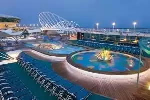 4 piscines avec solarium, exclusivement pour les adultes