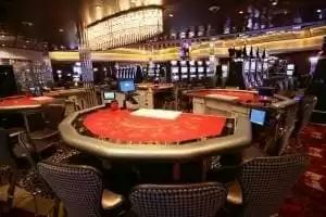 Casino Royale® de 1 672 m2 aux couleurs de Las Vegas, avec 456 machines à sous et 27 tables de jeu