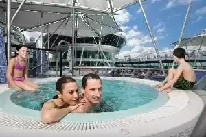 10 jacuzzis, dont deux extérieurs avec vue sur mer