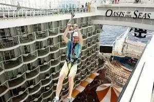 Tyrolienne de 25 mètres de long, suspendue une hauteur équivalente à neuf ponts