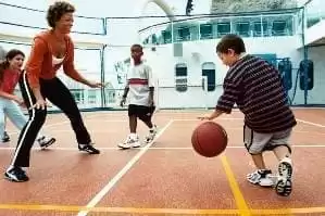 Terrain de basketball de taille officielle