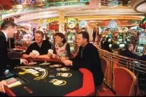 Casino Royale® de 894 m2 aux couleurs de Las Vegas, avec 287 machines à sous et 16 tables de jeu