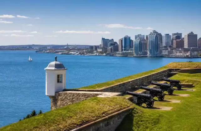 Em Halifax
