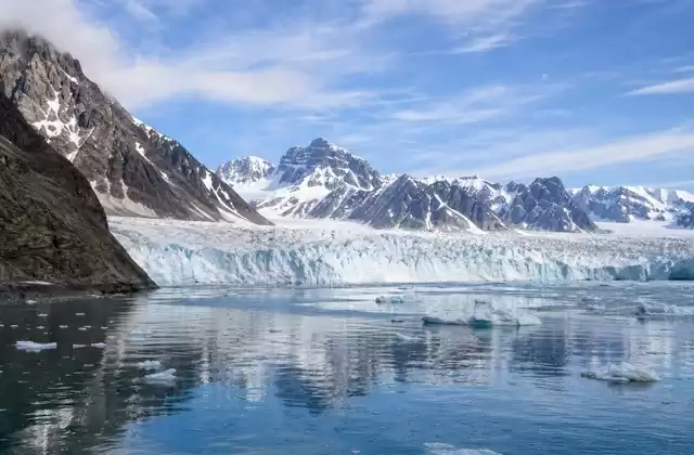 Em frente aos glaciares do Kongsfjord