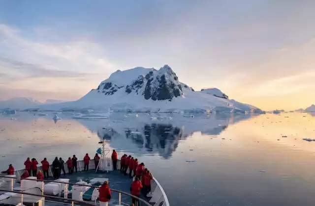 A travessia do Círculo Polar (66°33' S)