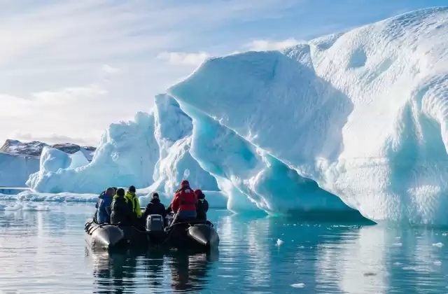 Navegar de zodiac junto aos icebergs