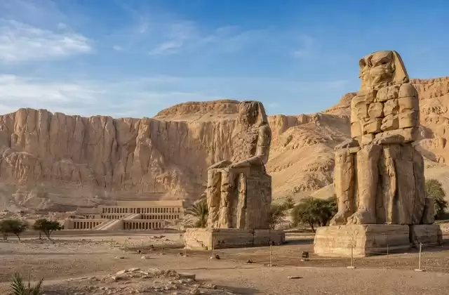 O templo de Hatshepsut e os Colossos de Mémnon