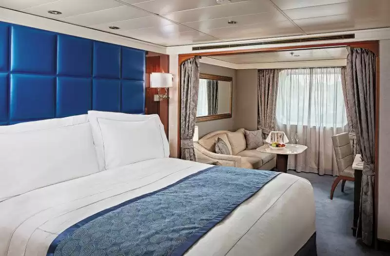 Deluxe Window Suite