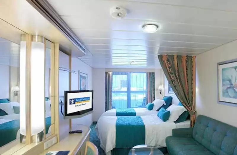 Cabine espaçosa com vista para o mar e varanda