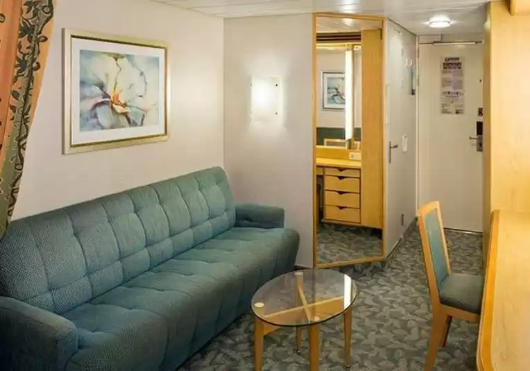 Cabine espaçosa com vista para o mar e varanda