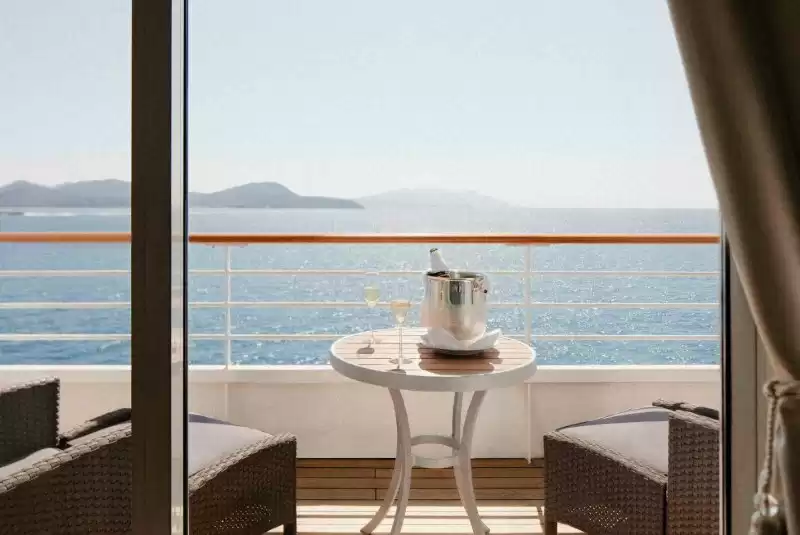 Suite Aquamarine com varanda (a meio do navio)